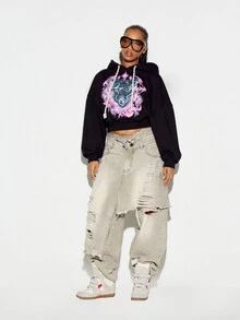 SUMWON WOMEN Áo nỉ crop dáng boxy oversize, in họa tiết hổ, bướm và hoa trước ngực, có mũ trùm đầu dây rút - màu đen - Xem 3