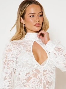 MISSGUIDED جمبسوت شورت من الدانتيل بنقشة زهور، بأكمام طويلة منفوخة، وياقة عالية، مع فتحة أمامية وخلفية، وحافة متموجة - أبيض - مشاهدة 2