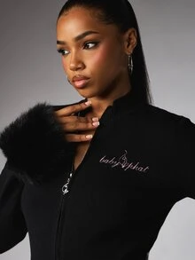 BABYPHAT جاكيت محبوك قصير بسحاب مع أساور من الفرو الصناعي وتطريز شعار نصي وردي وياقة واقفة - الأسود - مشاهدة 4