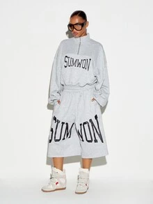 SUMWON WOMEN طقم ملابس متناسق من سويت شيرت فضفاض بنصف سحاب وشورت برمودا واسع الساق مع طباعة شعار الجامعة - رمادي - مشاهدة 1