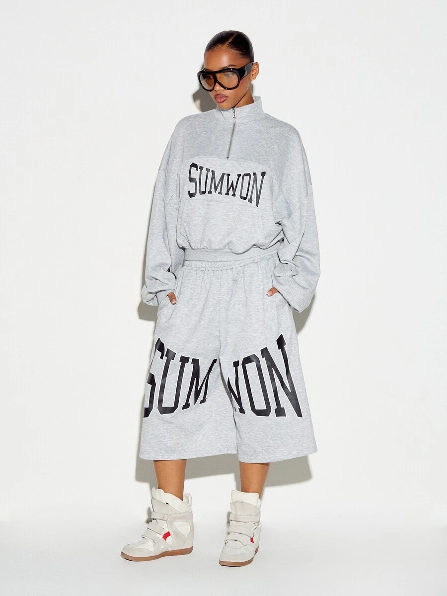 SUMWON WOMEN طقم ملابس متناسق من سويت شيرت فضفاض بنصف سحاب وشورت برمودا واسع الساق مع طباعة شعار الجامعة - رمادي - مشاهدة 1