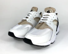 Nike Huarache 女款休闲鞋，轻盈缓震，透气舒适，厚底设计，饰有品牌标志，亲肤百搭，撞色拼接，适合日常穿着、健身通勤、下班后休闲旅行、约会等场合，黑色 DH4439-108 - 白色/黑色亞麻布流沙棕色 - 查看 3