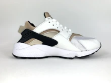 Nike Huarache 女款休闲鞋，轻盈缓震，透气舒适，厚底设计，饰有品牌标志，亲肤百搭，撞色拼接，适合日常穿着、健身通勤、下班后休闲旅行、约会等场合，黑色 DH4439-108 - 白色/黑色亞麻布流沙棕色 - 查看 2