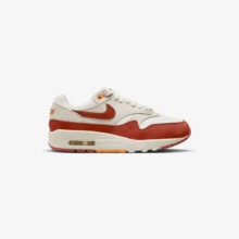 Nike Air Max 1 女款休闲鞋，轻盈缓震，透气舒适，厚底设计，饰有品牌标志，亲肤百搭，适合日常穿着、健身通勤、下班后休闲旅行、约会等场合，橙色 FD2370-100 - 帆白/粗橙色-淺礦棕 - 查看 2