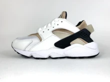 Nike Huarache 女款休闲鞋，轻盈缓震，透气舒适，厚底设计，饰有品牌标志，亲肤百搭，撞色拼接，适合日常穿着、健身通勤、下班后休闲旅行、约会等场合，黑色 DH4439-108 - 白色/黑色亞麻布流沙棕色 - 查看 1