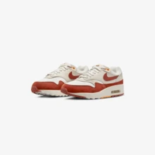 Nike Air Max 1 女款休闲鞋，轻盈缓震，透气舒适，厚底设计，饰有品牌标志，亲肤百搭，适合日常穿着、健身通勤、下班后休闲旅行、约会等场合，橙色 FD2370-100 - 帆白/粗橙色-淺礦棕 - 查看 3