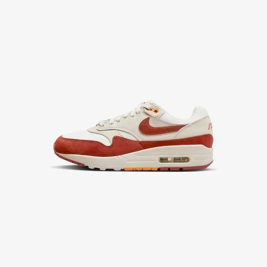 Nike Air Max 1 女款休闲鞋,轻盈缓震,透气舒适,厚底设计,饰有品牌标志,亲肤百搭,适合日常穿着、健身通勤、下班后休闲旅行、约会等场合,橙色 FD2370-100 - 帆白/粗橙色-淺礦棕 - 查看 1