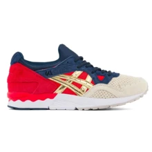 ASICS Concepts Gel-Lyte V 运动鞋，休闲运动跑步鞋，轻便缓震，吸震透气网眼鞋面，防滑回弹，易穿脱，Logo撞色设计，多功能，适合健身房、日常通勤、街头潮流、旅行等场合，男女款，纸莎草纯银色，货号：1201A943-100 - 紙莎草白/純銀色 - 查看 3