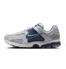 Nike，Zoom Vomero 5，FB9149-003，（苍穹灰/虚空蓝-狼灰-浅象牙白）12 - 廣域灰/藍空-狼灰-淺象牙色 - 查看 1