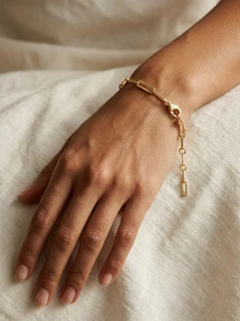 Kendra Scott Tạo nên bộ sưu tập vòng tay đầy cá tính với vòng tay Courtney Paperclip màu vàng. Kết hợp năng lượng với phong cách sang trọng, món phụ kiện không thể thiếu này là cách đơn giản nhưng khó quên để nâng tầm diện mạo của bạn. Kết hợp với chiếc vòng tay yêu thích của bạn hoặc đeo riêng để tỏa sáng vẻ quyến rũ tự nhiên. Dây chuyền dài 6,5 inch kèm phần nối dài 1,5 inch. - Vàng - Xem 3