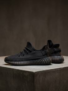Adidas 体验阿迪达斯 Yeezy 350 V2 Onyx 的精湛工艺，其完美的三重黑色 Primeknit 鞋面贴合您的脚部轮廓，带来舒适贴合的穿着体验。透明网眼侧条纹增添了微妙的立体感和透气性。 - 瑪瑙 - 查看 4