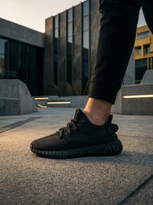 Adidas 体验阿迪达斯 Yeezy 350 V2 Onyx 的精湛工艺，其完美的三重黑色 Primeknit 鞋面贴合您的脚部轮廓，带来舒适贴合的穿着体验。透明网眼侧条纹增添了微妙的立体感和透气性。 - 瑪瑙 - 查看 5