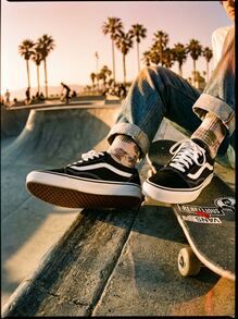 Vans Old Skool 女士休闲鞋，轻便缓震透气舒适，厚底设计，饰有品牌标志，亲肤百搭，撞色拼接，适合日常、健身、通勤、下班后休闲旅行、约会等场合，黑色 VN000D3HY28 - 黑色 - 查看 3