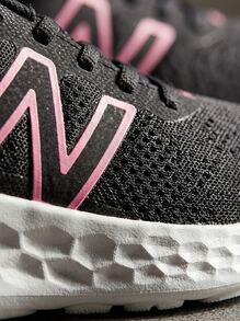 New Balance 女士休闲运动鞋 日常穿着 轻便透气 缓震加厚鞋底 撞色Logo 舒适健身步行旅行 黑色 W411RK3 - 黑白 - 查看 6