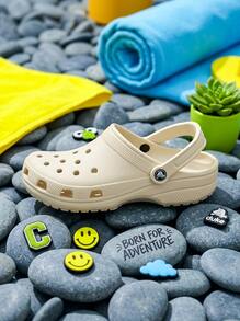 Crocs Classic Clog 女款涼鞋，輕量透氣舒適，日常休閒沙色 10001-2Y2 - 骨 - 查看 5