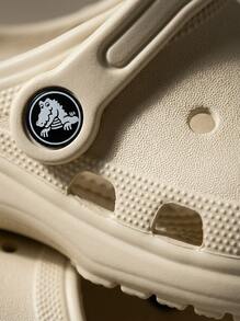 Crocs Classic Clog 女款涼鞋，輕量透氣舒適，日常休閒沙色 10001-2Y2 - 骨 - 查看 6