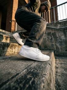 Vans Old Skool 女款運動鞋，輕量透氣緩震，適合戶外跑步，黑色 VN000D3HWOO - 白色 - 查看 3
