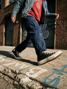 Converse 匡威 Chuck Taylor 70 Hi Classic 男女通用休闲帆布鞋，舒适高帮，支撑性好，耐穿合脚，适合步行、上学、日常穿着，黑色 162050C - 黑色 - 查看 3