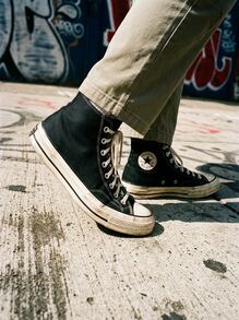 Converse 匡威 Chuck Taylor 70 Hi Classic 男女通用休闲帆布鞋，舒适高帮，支撑性好，耐穿合脚，适合步行、上学、日常穿着，黑色 162050C - 黑色 - 查看 7