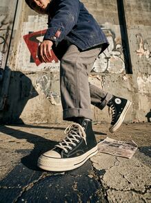 Converse 匡威 Chuck Taylor 70 Hi Classic 男女通用休闲帆布鞋，舒适高帮，支撑性好，耐穿合脚，适合步行、上学、日常穿着，黑色 162050C - 黑色 - 查看 5