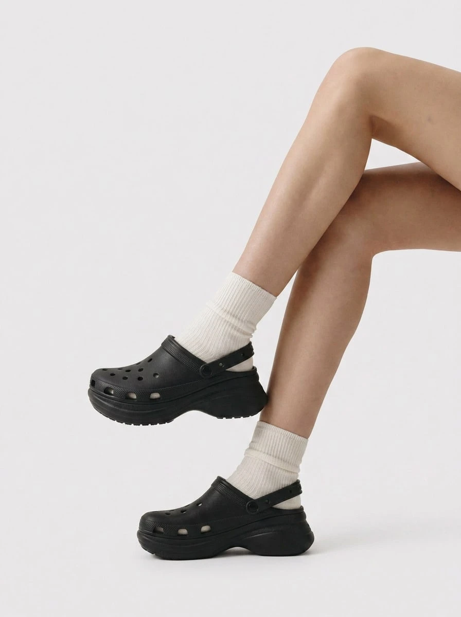 Crocs كلاسيكي كلوغ نساء بلون أسود 206302001 - الأسود - مشاهدة 1