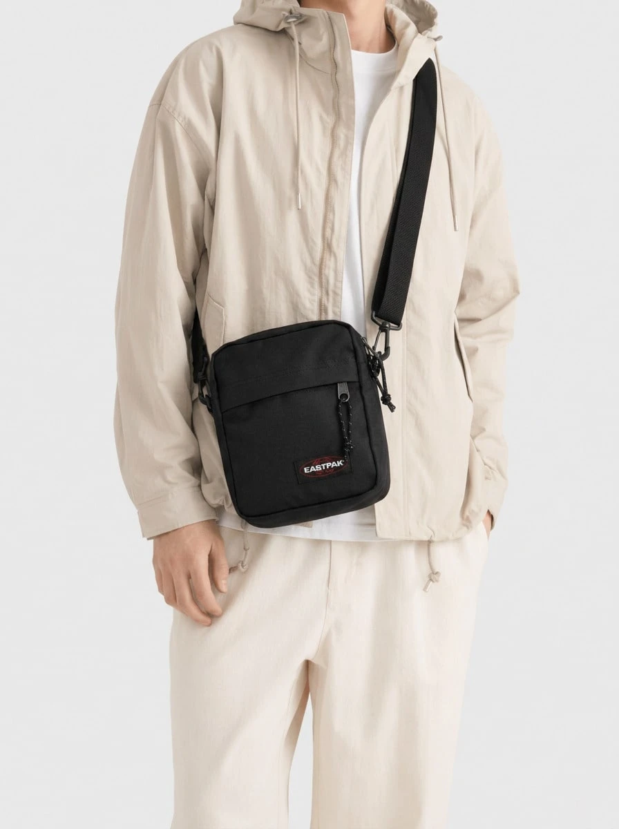 Eastpak حقيبة كتف صغيرة للرجال باللون الأسود - الأسود - مشاهدة 1