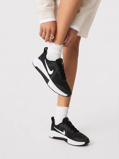 Nike أحذية تدريب MC 3 للنساء باللون الأسود/الأبيض FQ1830