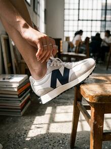 New Balance 327 女款休閒鞋 輕量緩震 透氣舒適 厚底 Logo 親膚 百搭 日常健身 通勤 下班休閒 旅遊約會 GS327FE - 灰色 - 查看 1