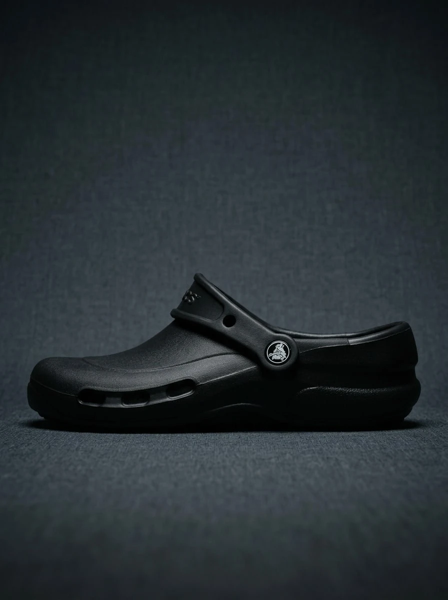 Crocs 男女通用木屐，吸汗透气，防晒防风保暖，多功能，纯色Logo，易洗速干，适合运动、户外跑步、日常穿着，男女通用，黑色，货号10075-001 - 黑色 - 查看 1