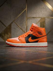 Air Jordan 1 Mid 女款休闲鞋，轻盈缓震，透气舒适，厚底设计，饰有品牌标志，亲肤百搭，适合日常穿着、健身通勤、下班后休闲旅行、约会等场合，红色 DM3381-600 - 橘子/黑 - 查看 1