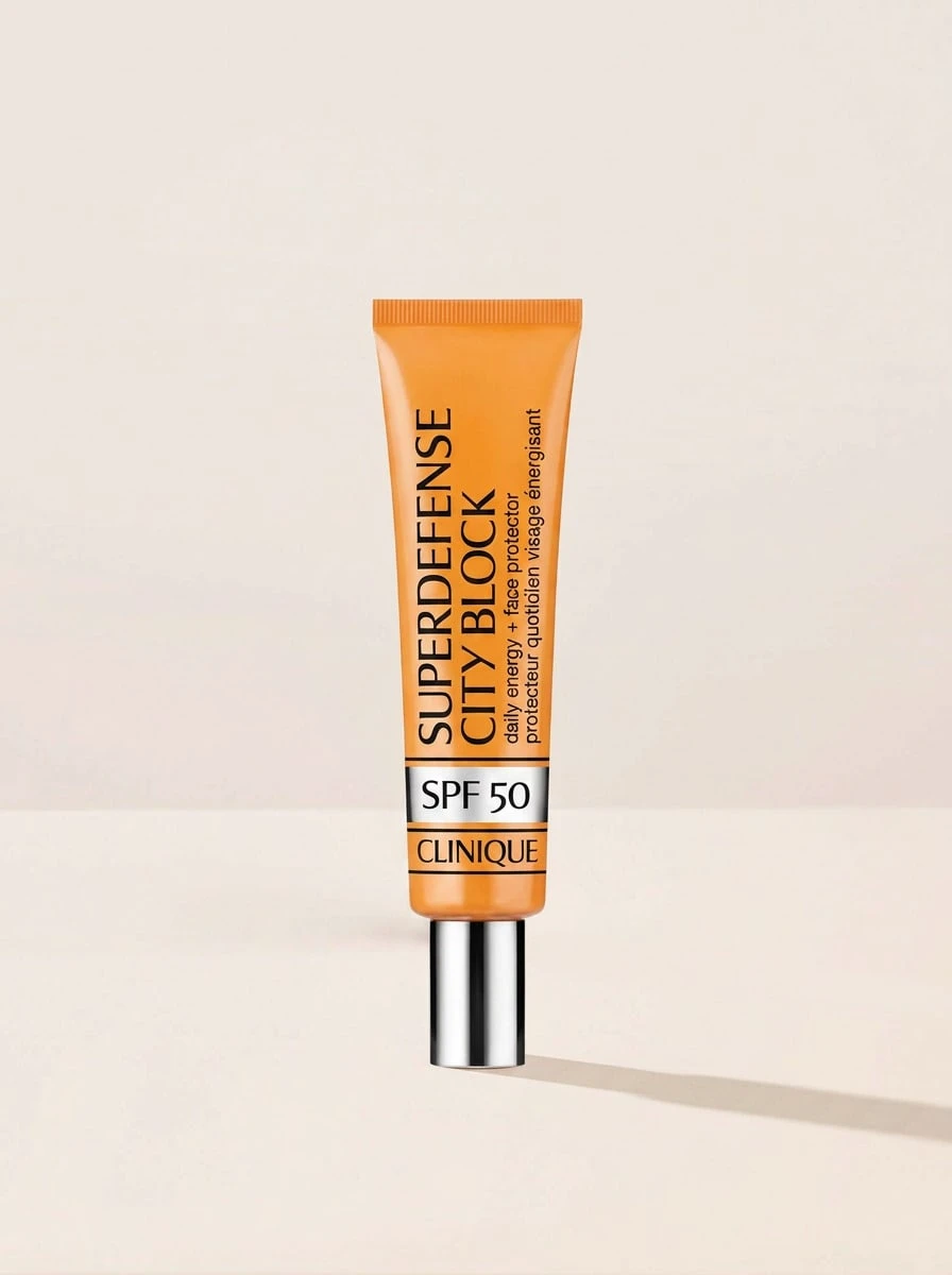 Clinique واقي الوجه اليومي بحماية SPF 50 من الطاقة المدينية 40 مل - شفاف - مشاهدة 1