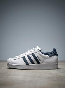 Adidas Superstar 女款運動休閒鞋，輕量透氣緩震，適合運動與校園穿著，黑色 JQ3199 - 白色/海軍藍 - 查看 1