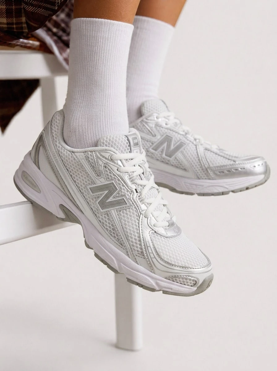 New Balance Women's Casual Athletic Shoes Rubber Outsole Lightweight Snug Fit School Office Shopping U740WM2 - 白色/銀色金屬/反光 - 查看 1