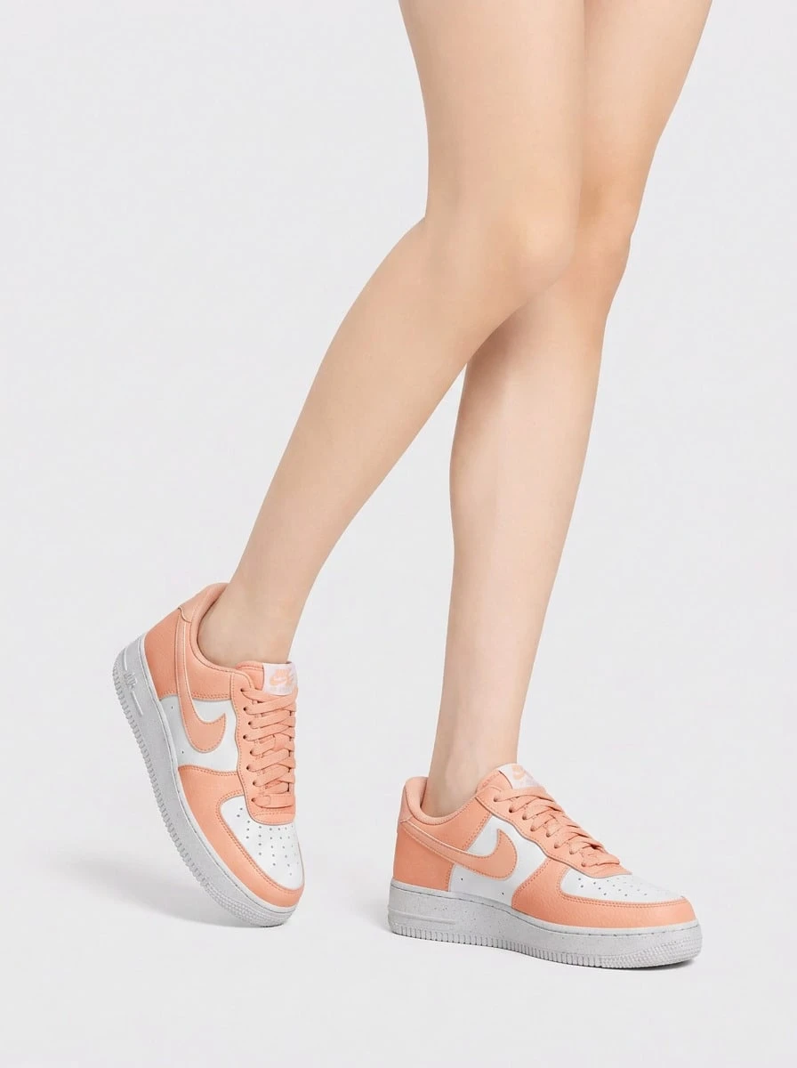 Nike 空军一号 '07 女款运动鞋 白色/白色/水洗珊瑚色 DV3808-111 - 白/白/水洗珊瑚色 - 查看 1