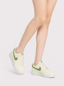 Nike 空军一号 '07 女款运动鞋 椰奶/帆白/荧光黄/叶绿 DV3808-102 - 椰奶/帆船/伏特/葉綠素 - 查看 1