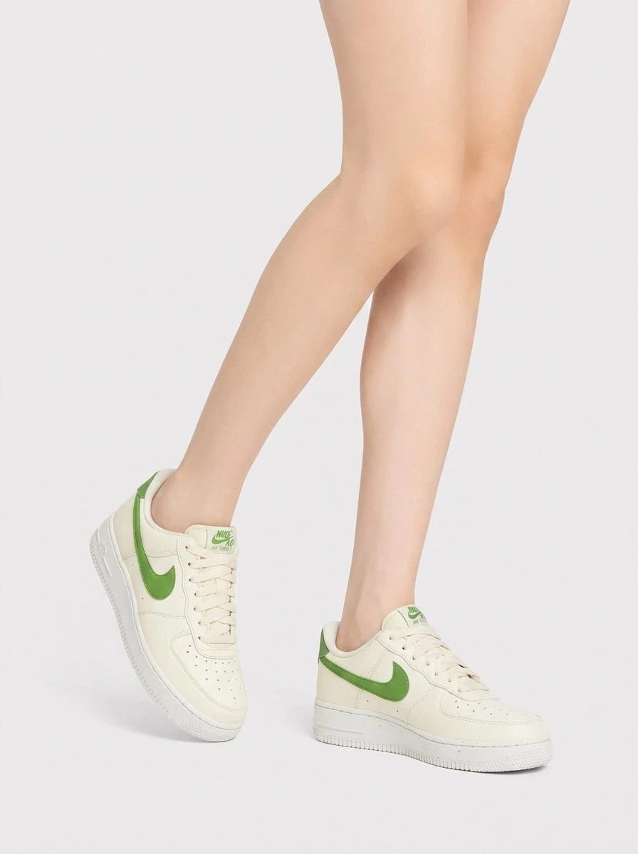 Nike 空军一号 '07 女款运动鞋 椰奶/帆白/荧光黄/叶绿 DV3808-102 - 椰奶/帆船/伏特/葉綠素 - 查看 1