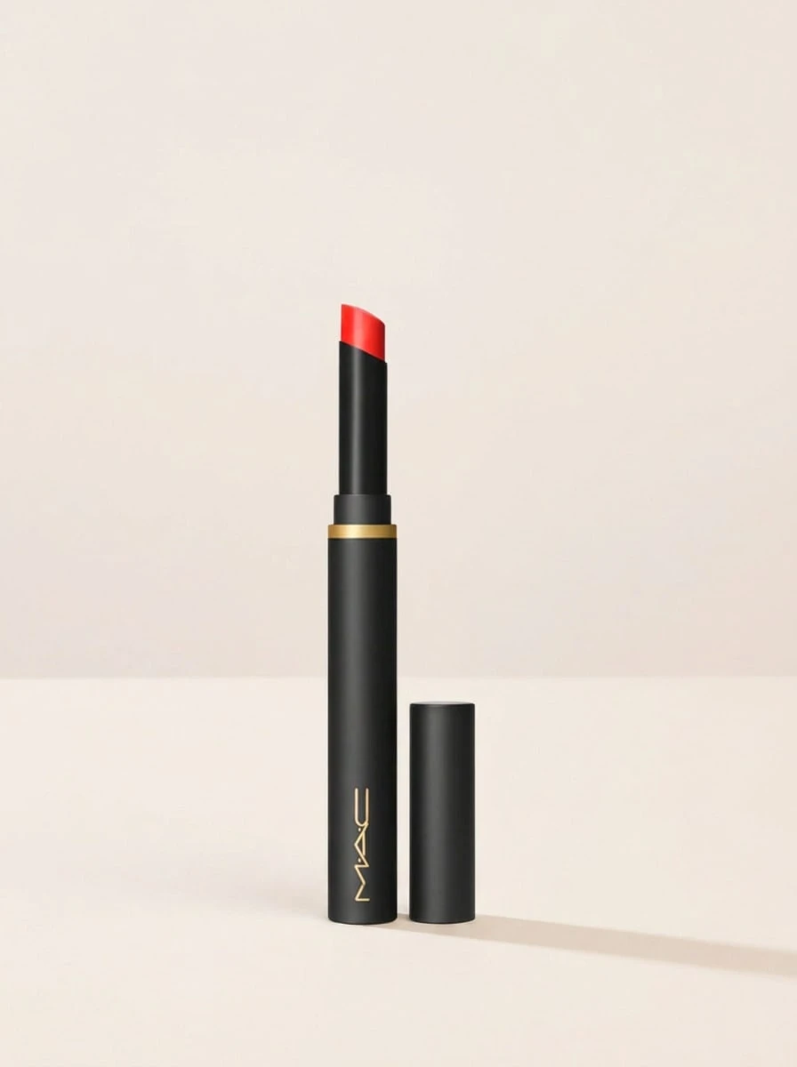 MAC Powder Kiss Velvet Blur 纤薄唇膏 Devote To Danger 2 G - 獻身於危險 - 查看 1