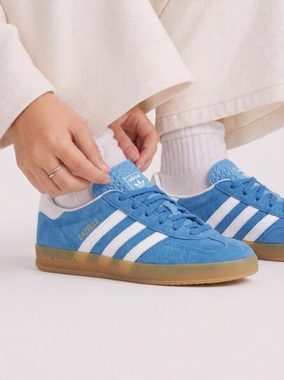 Adidas أحذية رياضية داخلية للأطفال على شكل غزال باللون الأزرق الطائر / الأبيض السحابي / اللون الطبيعي JS3802