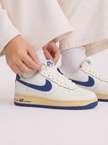 Nike 空军一号 '07 女款运动鞋 帆白/深皇家蓝 FQ8103-133 - 風帆白/深皇家藍 - 查看 1