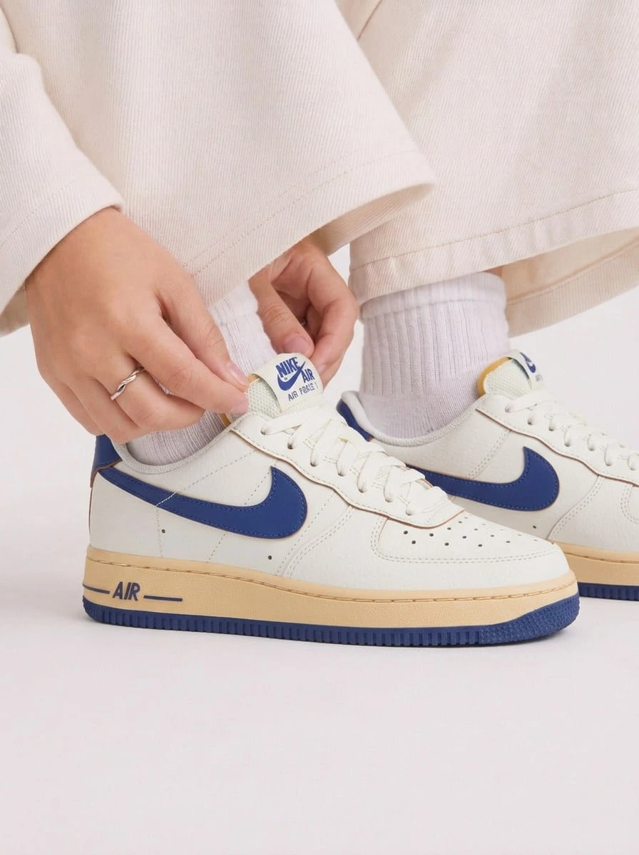 Nike 空军一号 '07 女款运动鞋 帆白/深皇家蓝 FQ8103-133 - 風帆白/深皇家藍 - 查看 1