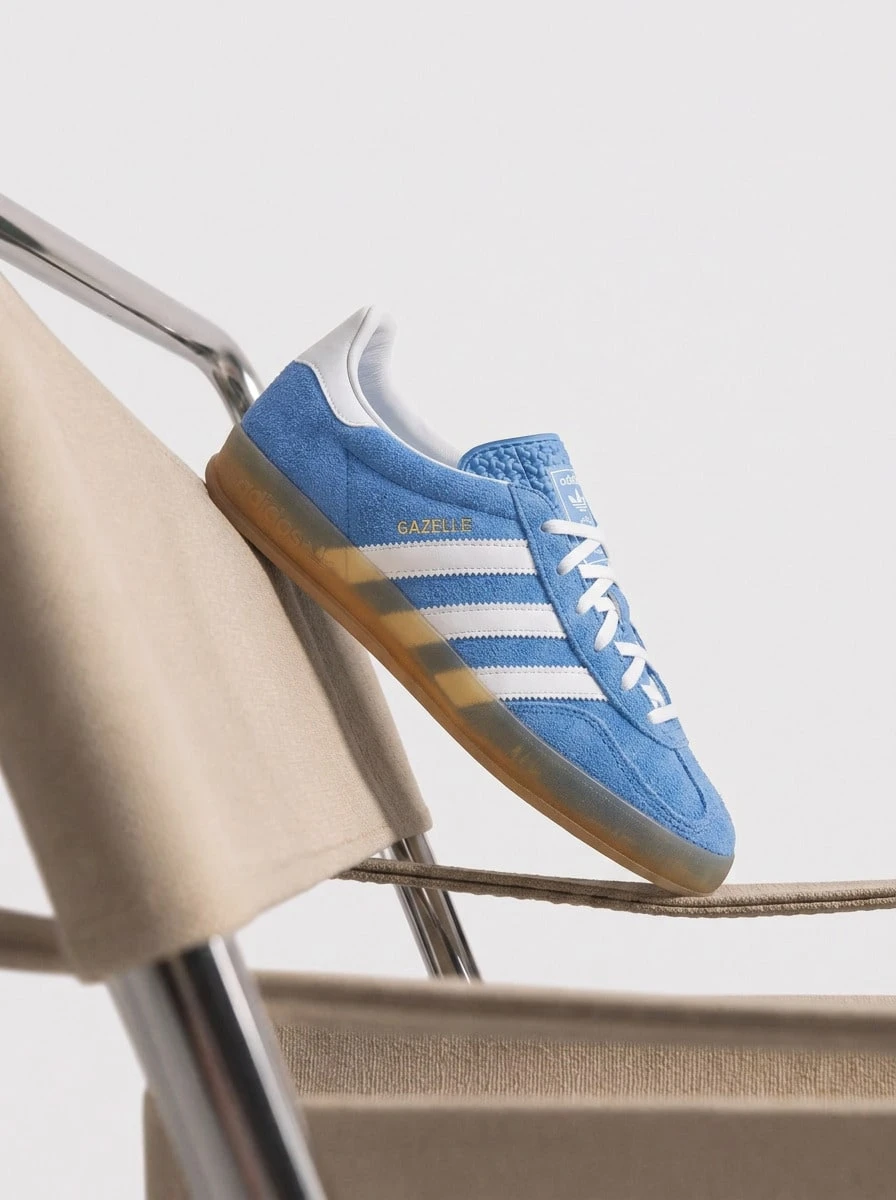 Adidas Gazelle室内女式运动鞋 蓝色融合/云白色/金色金属色 HQ8717 - 藍色融合/雲白/金金屬 - 查看 1