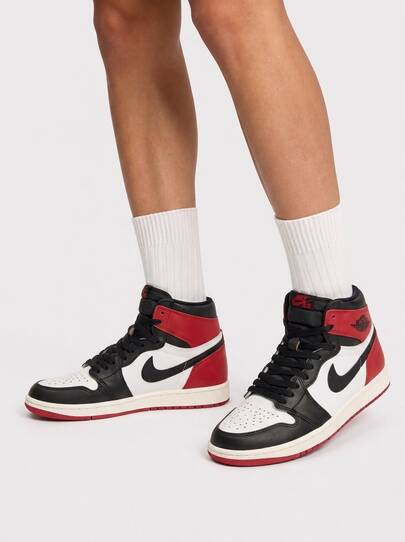 Nike أحذية رياضية رجالية Air Jordan 1 Retro High OG باللون الأبيض / الأحمر المدرسي / البيج / الأسود DZ5485