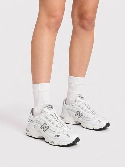 New Balance حذاء رياضي كاجوال للنساء أبيض M1000