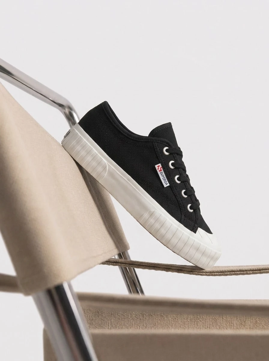 Superga 2630 حذاء رياضي نسائي مخطط باللون الأسود SOOGRTO - أبيض وأسود - مشاهدة 1