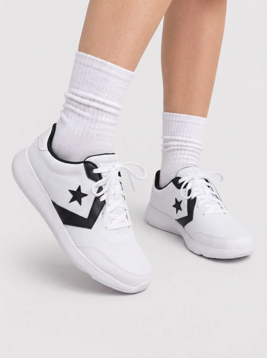 Converse مدرب يوم واحد OX أحذية رياضية بيضاء للجنسين A14808C - أبيض - مشاهدة 1