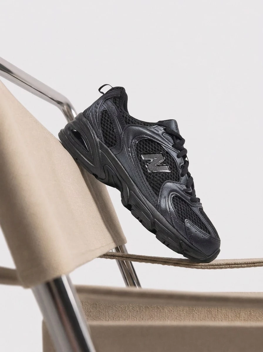 New Balance MR 530 PB 男士运动鞋 黑色 MR530PB - 黑色,帶有磁鐵和銀色金屬光澤 - 查看 1