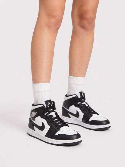 Nike Pantofi sport Jordan 1 Mid pentru femei, alb / negru DV0991