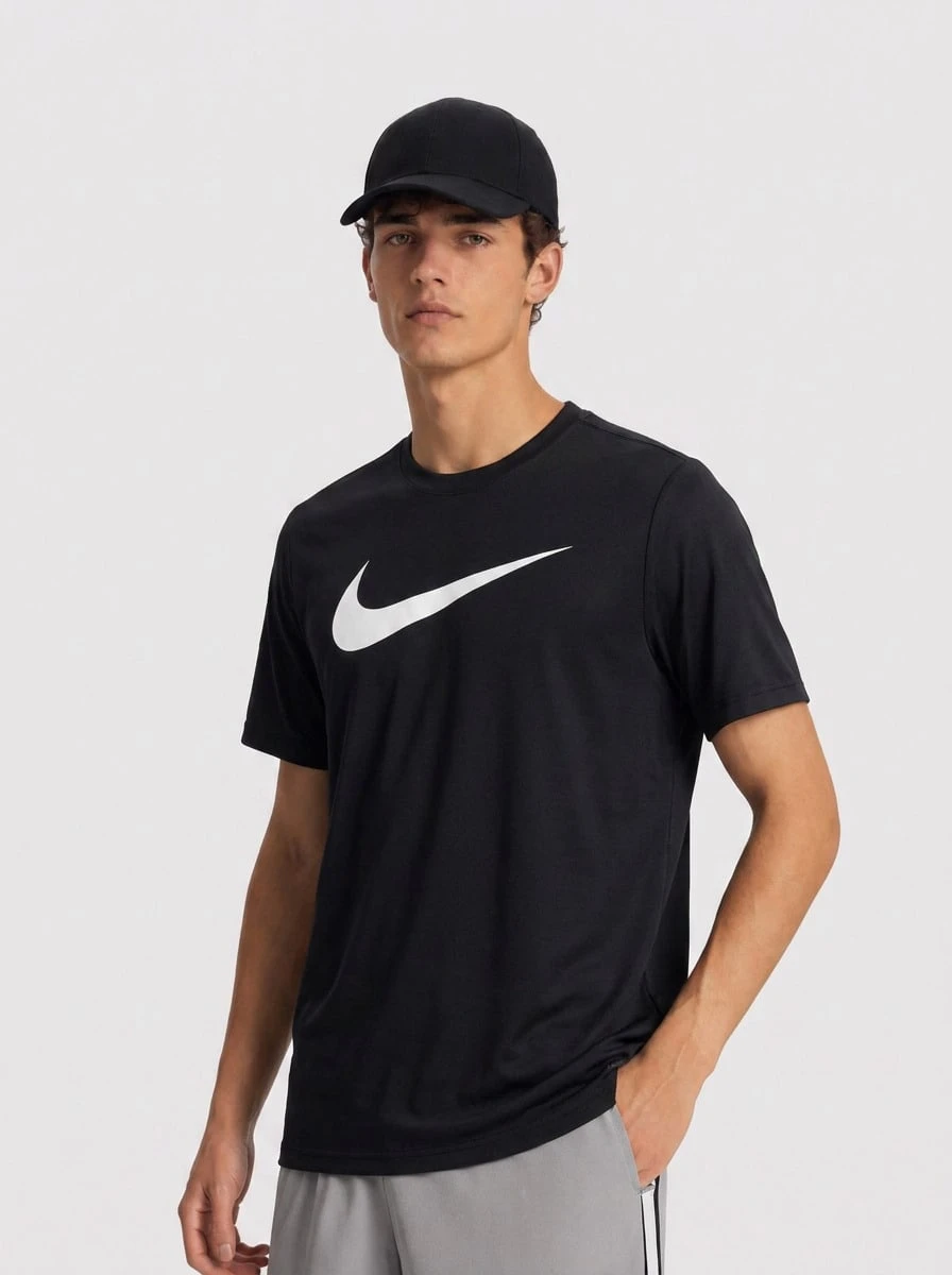 Nike 男款 Dri-Fit Swoosh 标志 T 恤 - 黑色 - 黑色 - 查看 1
