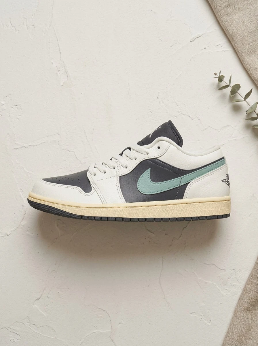 Jordan Air Jordan 1 Low 女款運動鞋 皮革輕量透氣緩震 日常休閒 黑色 DC0774-001 - 無菸煤/玉煙/帆白/傳奇沙 - 查看 1