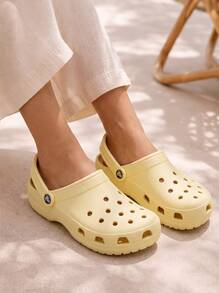 Crocs CLASSIC CLOG Women's Clogs Comfortable Classic Durable Shopping Daily Weekend Yellow 10001-7CJ - Yellow Light - View 1